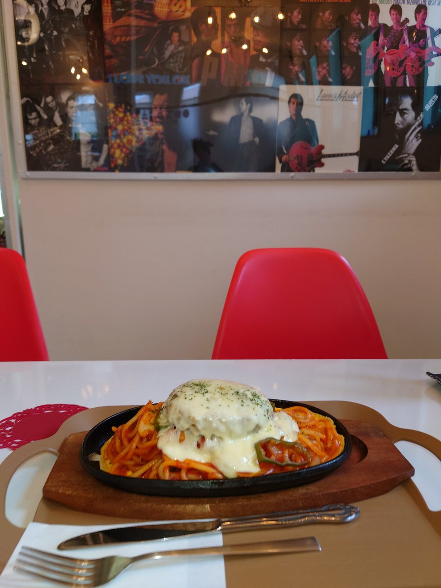 masatoshiichih1's tweet image. 上田のカフェで食事中！
80年代の雰囲気めちゃ良いwご飯もボリュームあって良き😊😊
ビーナスライン来た時は是非
 #EIGHT8
 #ビーナスライン
 #上田
 #食事
 #カフェ