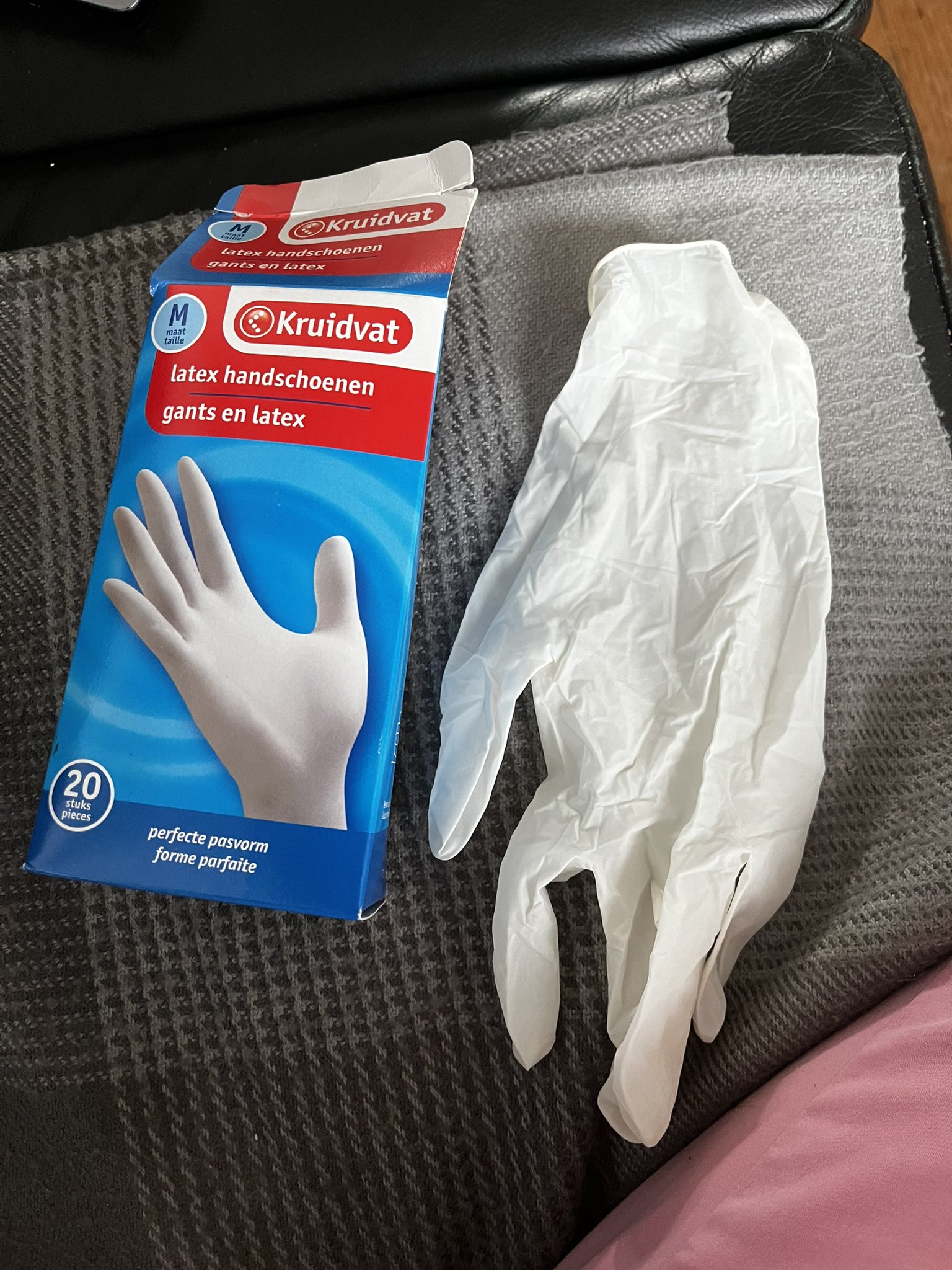 kook een maaltijd Huisdieren discretie Corrie G on Twitter: "@Carla_and_cats @ActionNederland Bij latex  handschoenen heb je geen links of rechts. Je draait ze gewoon om.  https://t.co/hLORPTrJ5j" / Twitter