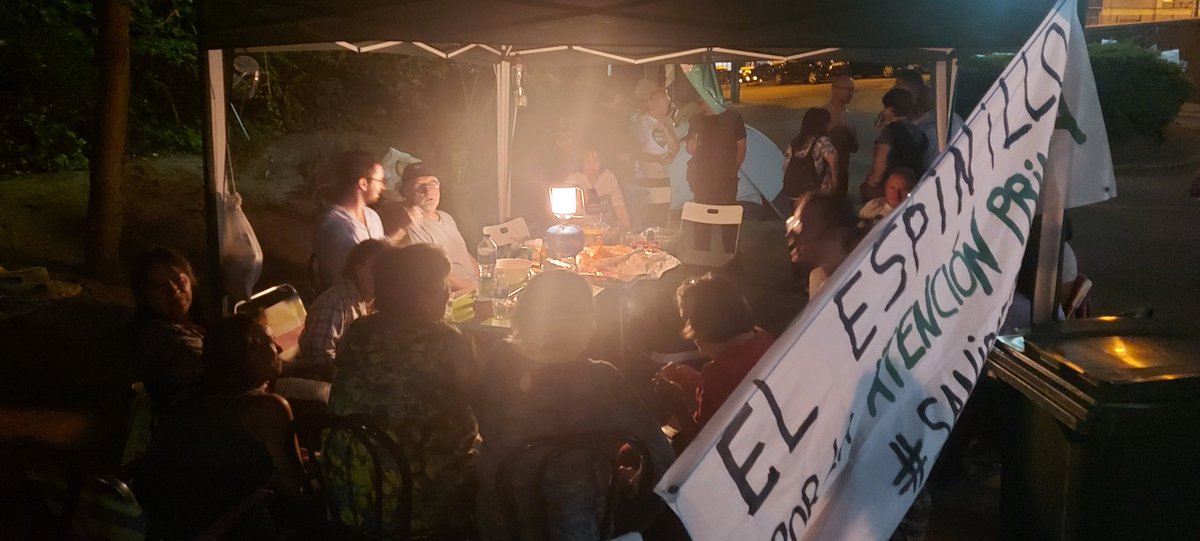 asamcarabanchel's tweet photo. DEFENDIENDO LA SANIDAD PÚBLICA!
Vecinas de Villaverde ACAMPAN⛺ Tienen que llegar a esta situación extrema porque es inhumano e inadmisible que las urgencias de Atención Primaria estén 🚩SIN MÉDICOS🚩. Exigimos la contratación inmediata del personal necesario👈🏽. 
Pásate a apoyar! https://t.co/L7wUuYpVrO