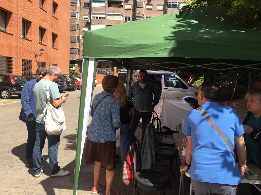 asamcarabanchel's tweet photo. DEFENDIENDO LA SANIDAD PÚBLICA!
Vecinas de Villaverde ACAMPAN⛺ Tienen que llegar a esta situación extrema porque es inhumano e inadmisible que las urgencias de Atención Primaria estén 🚩SIN MÉDICOS🚩. Exigimos la contratación inmediata del personal necesario👈🏽. 
Pásate a apoyar! https://t.co/L7wUuYpVrO