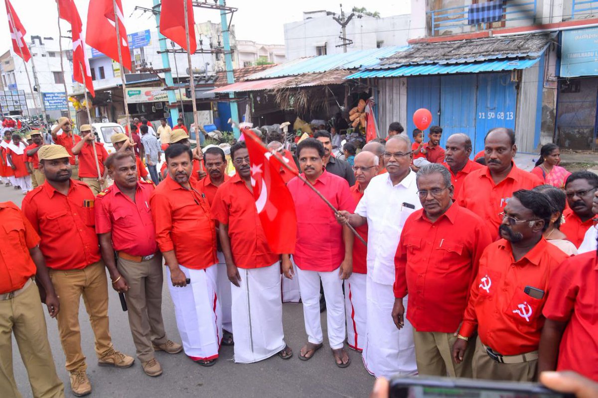 tncpim's tweet photo. மாமேதை கார்ல் மார்க்ஸ் 205வது பிறந்தநாளை முன்னிட்டு திண்டுக்கல் மாநகரில் செஞ்சட்டை பேரணியை #CPIM மாநில செயலாளர் @kbcpim வைத்தார். மாநில செயற்குழு உறுப்பினர்கள் @SuVe4Madurai.எம்.பி., மதுக்கூர் ராமலிங்கம். #karlmarx #mayday #RedVolunteers #RedRally https://t.co/wKhOGzW9SI