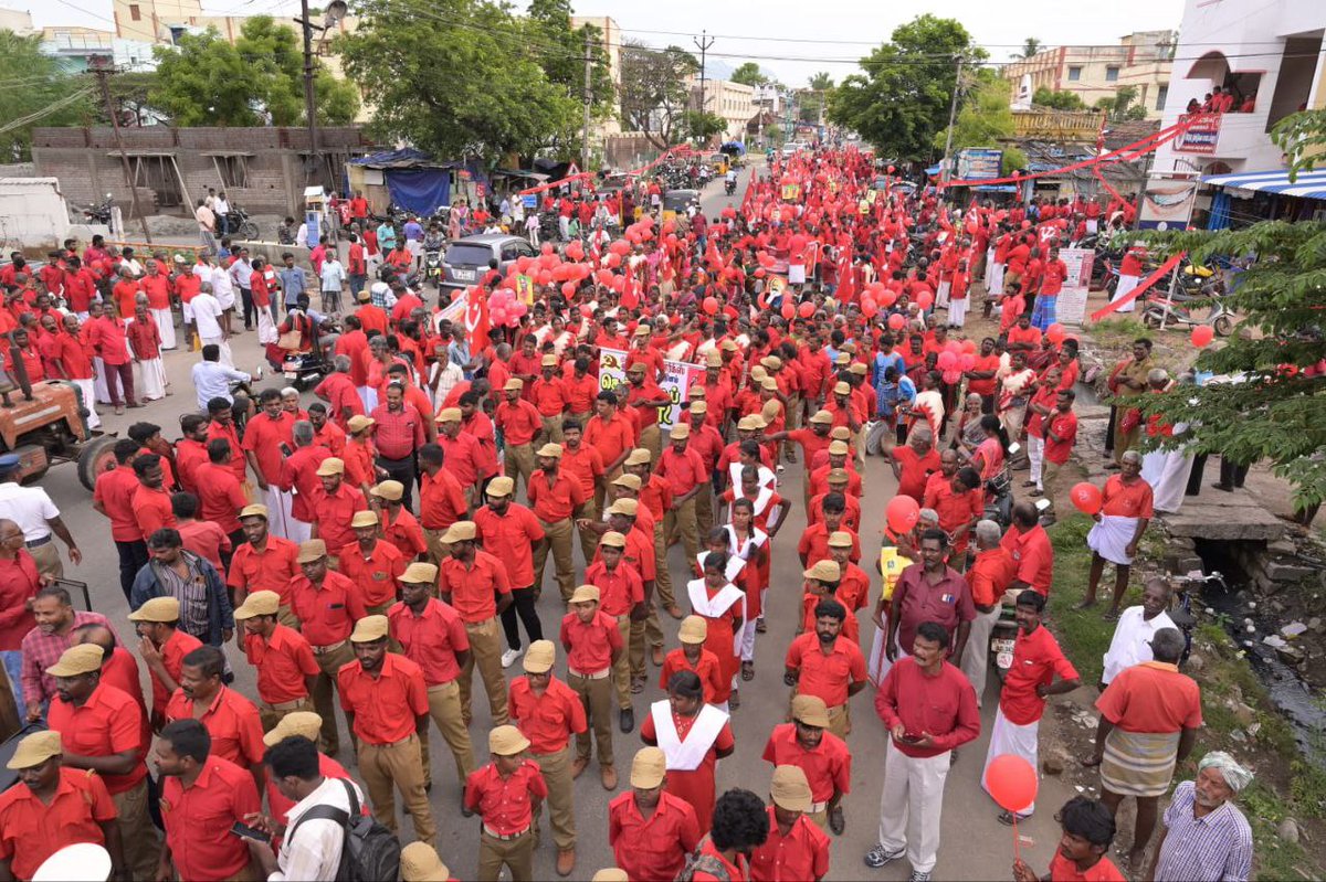 tncpim's tweet photo. மாமேதை கார்ல் மார்க்ஸ் 205வது பிறந்தநாளை முன்னிட்டு திண்டுக்கல் மாநகரில் செஞ்சட்டை பேரணியை #CPIM மாநில செயலாளர் @kbcpim வைத்தார். மாநில செயற்குழு உறுப்பினர்கள் @SuVe4Madurai.எம்.பி., மதுக்கூர் ராமலிங்கம். #karlmarx #mayday #RedVolunteers #RedRally https://t.co/wKhOGzW9SI