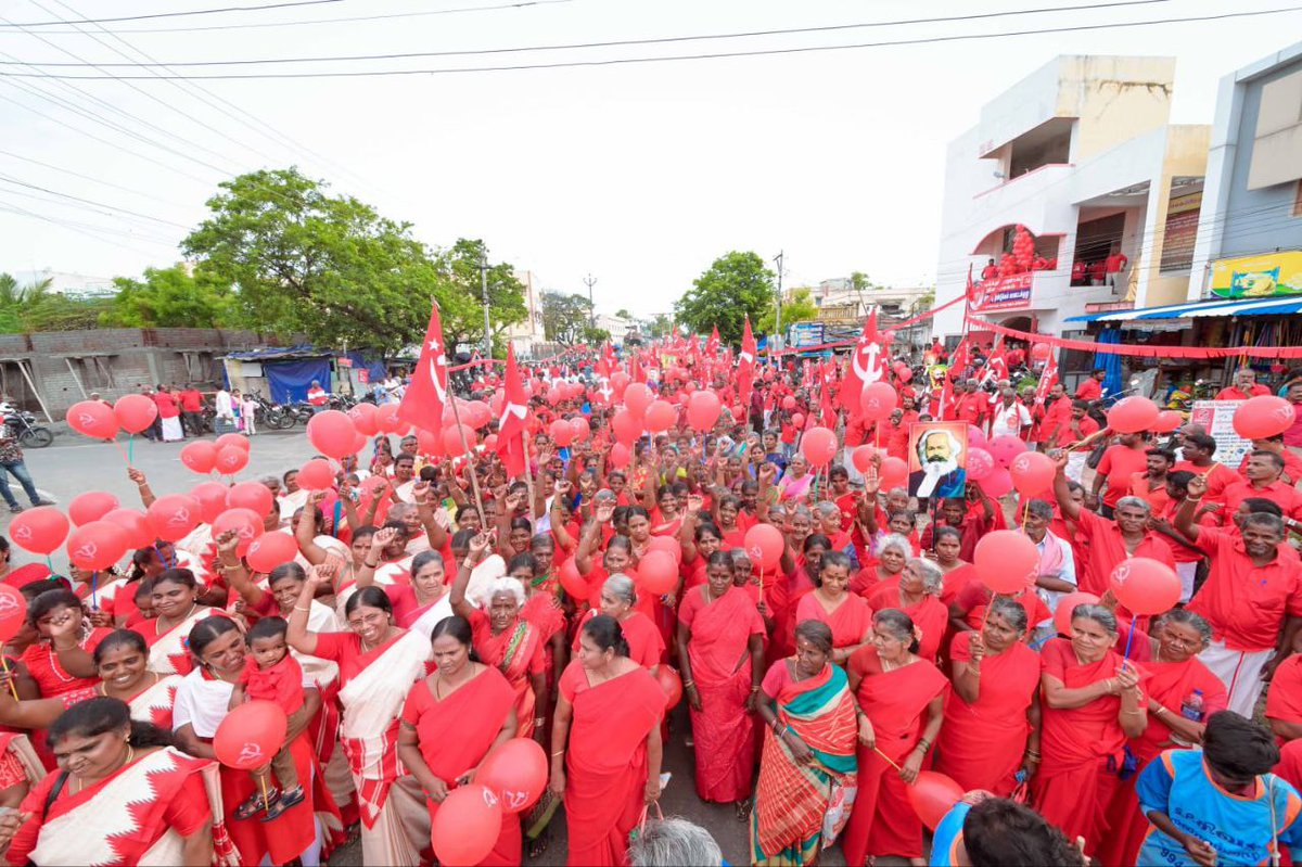 tncpim's tweet photo. மாமேதை கார்ல் மார்க்ஸ் 205வது பிறந்தநாளை முன்னிட்டு திண்டுக்கல் மாநகரில் செஞ்சட்டை பேரணியை #CPIM மாநில செயலாளர் @kbcpim வைத்தார். மாநில செயற்குழு உறுப்பினர்கள் @SuVe4Madurai.எம்.பி., மதுக்கூர் ராமலிங்கம். #karlmarx #mayday #RedVolunteers #RedRally https://t.co/wKhOGzW9SI