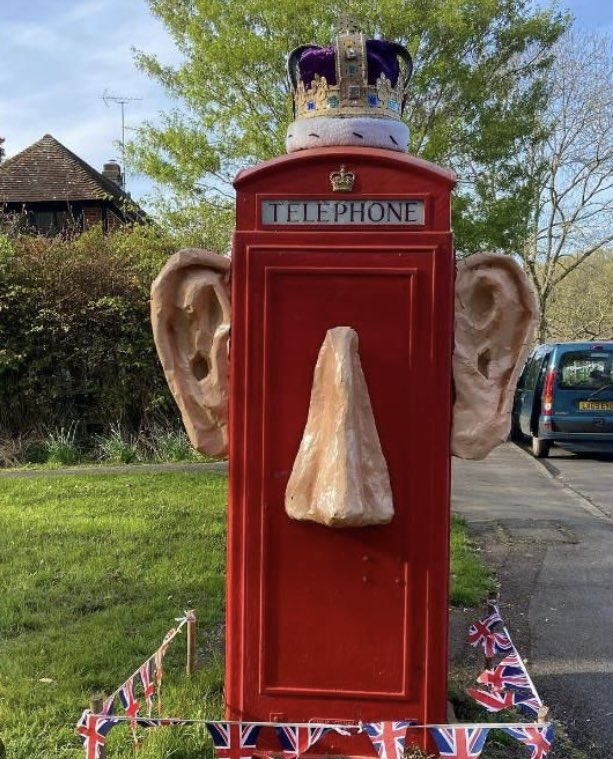 LouiseMorrish1's tweet photo. On my way to Brighton to drop Mr D off for #RunToTheSea @ultra_violet_running and I’ve just passed this fabulous phone box in Compton 😂🤴🇬🇧

#kingcharles #coronation #englishhumour #telephonebox https://t.co/FDS046xORJ