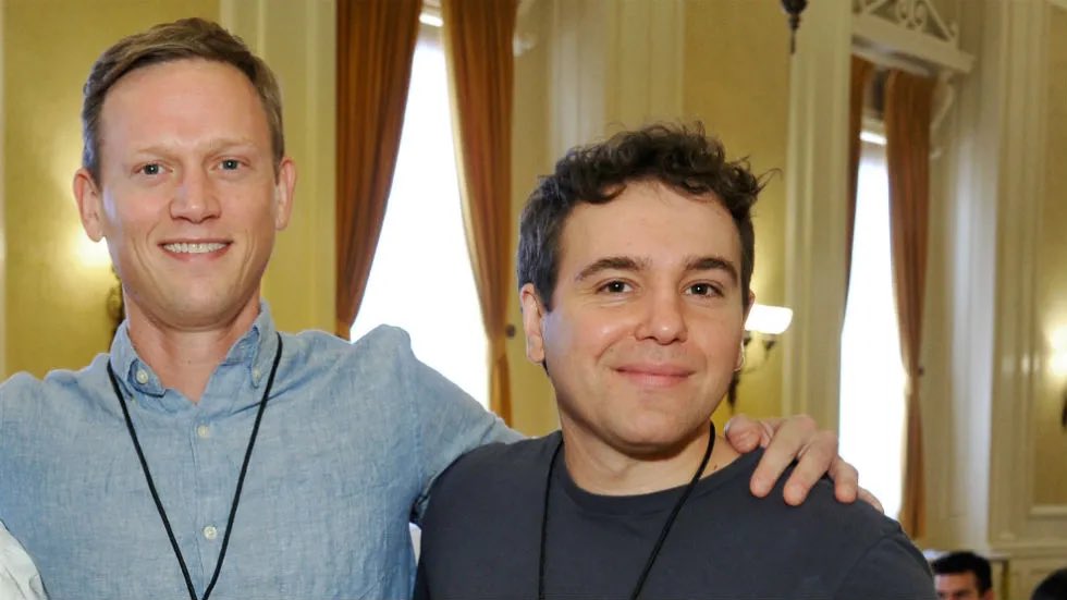 jaclynlorimer's tweet photo. I kept thinking they reminded me of someone….#QueenCharlotteABridgertonStory @jonlovett @TVietor08 https://t.co/lj1UjGdlvI