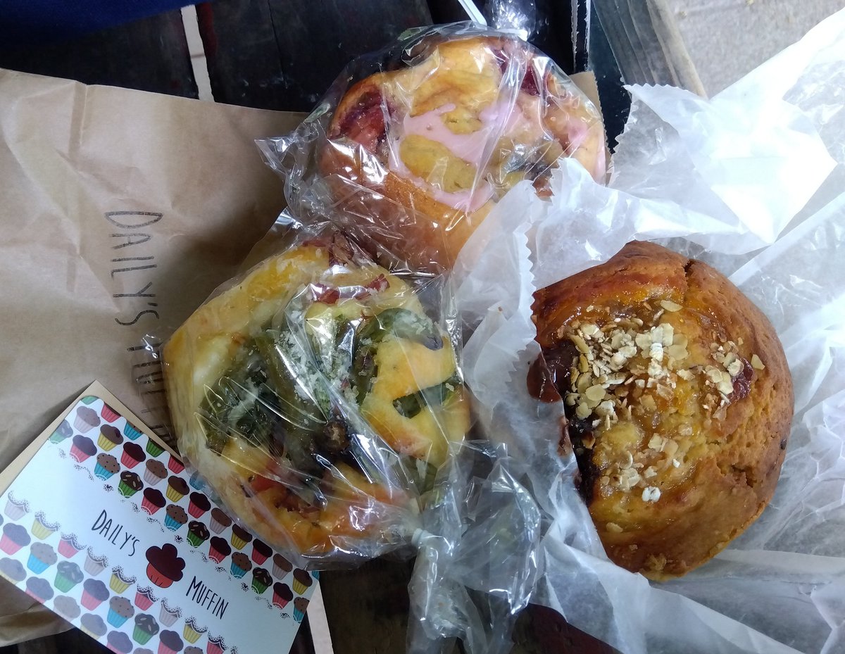 uushirouu's tweet photo. 午後は周辺ブラブラ…
食べて見たかったマフィン屋さんと
行ってみたかったリボン屋さん…
あとは小さなフォトフレームも買って(､サイン入り！いつでも来い！！(✨ Д ✨)
…こんなにフラフラ出歩いてて赤羽までに個人的参戦記念グッズ作れるのかー🤣🤣
 #デイリーズ・マフィン蔵前
 #WORLDESIGN https://t.co/FHcTTRFKYn