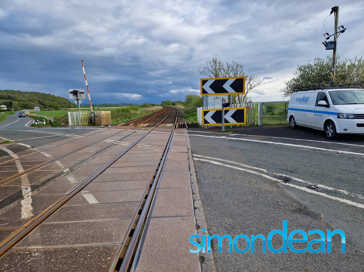 simondeanelec's tweet photo. Bank Holiday Friday or not, the 2 hour response call outs keep on coming.

Over temperature fault on an REB housing critical Rail equipment for @networkrail.

Fault rectified and the air conditioning reinstated. 

#railway #levelcrossing #electrical #contractors #assetmanagement https://t.co/wI3u1QcBN3