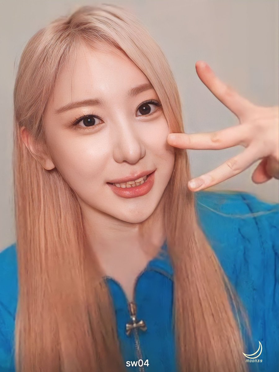 230506 사운드웨이브 영통
LOVE♡
#이채연 #LEECHAEYEON 
#OverTheMoon #KNOCK