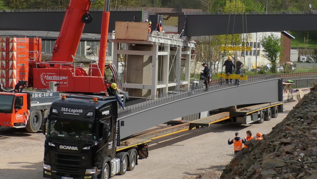 EderDampfradio's tweet photo. B 252 Ortsumgehung Dorfitter: Arbeiten an der neuen Brücke der K 25 schreiten voran - Neue Brücke über Bahn, Bundesstraße und Kuhbach erhält Überbau. #B252 #Brücke #Dorfitter #Obernburg
https://t.co/F6jVliZQ6d https://t.co/dVUEuWzwG6