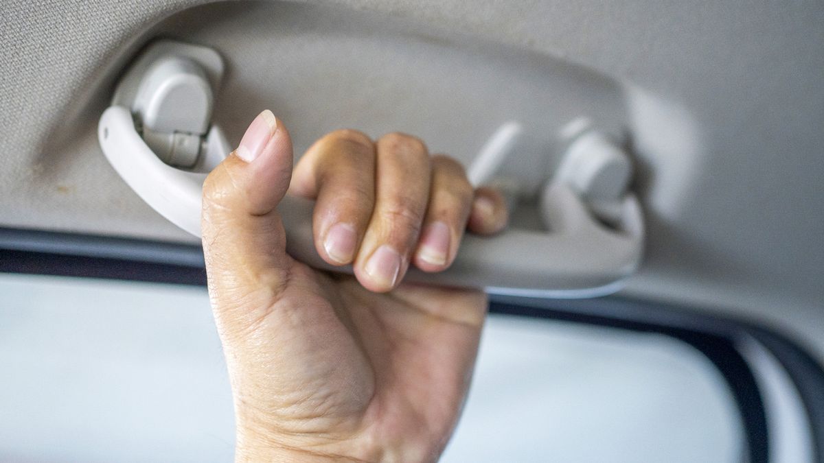 MirrorMotoring's tweet photo. Woman amazed after discovering 'proper' use for grab handles inside cars https://t.co/TDWKv7UwDv https://t.co/3kd2M6IqYV