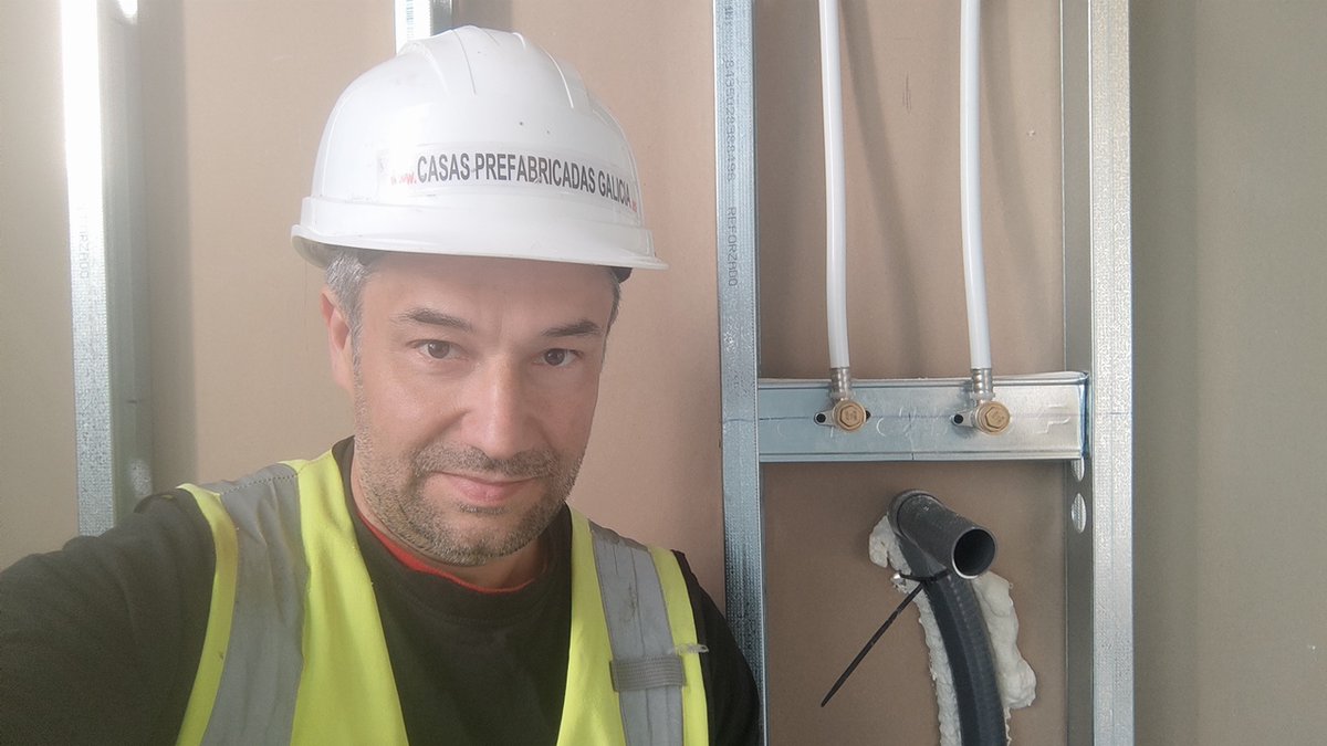 casas_prefa's tweet photo. Colocando #fontanería na #casa da Rúa A Fraga en #Miño A #Coruña Agradecer a colaboración de Antonio e José. En https://t.co/noOpNBTZv5... Twittéanos @casas_prefa #CasasPrefabricadas https://t.co/AsZOu6YNSG