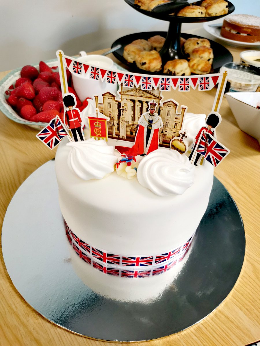 Happy #CoronationDay and a big thank you to the talented @LucyPortman3 for treating her colleagues to this fantastic #Coronationcake 👑