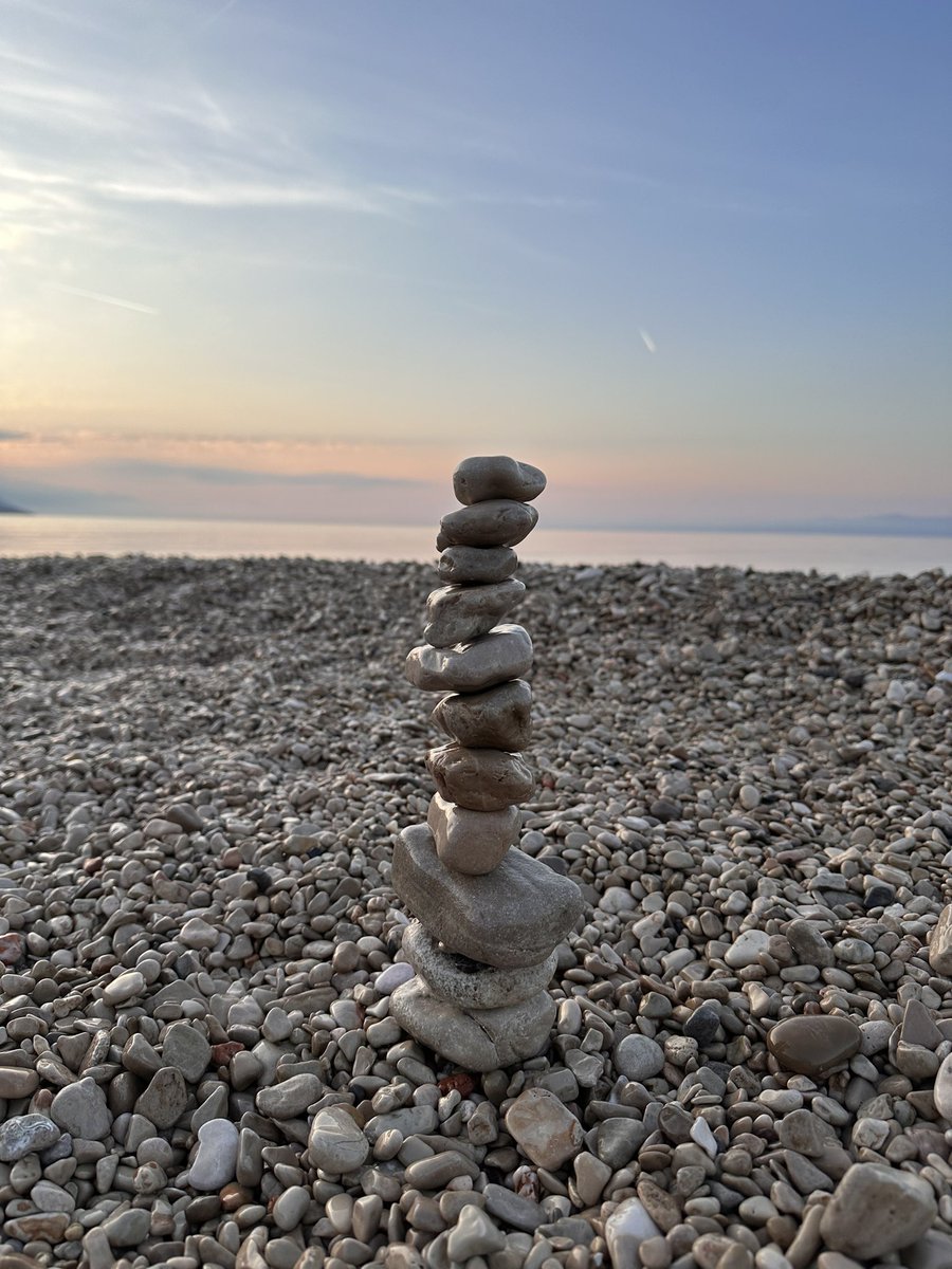 hal_sk's tweet photo. Rockchain in the beach🪨 https://t.co/YohHm4Q9kl
