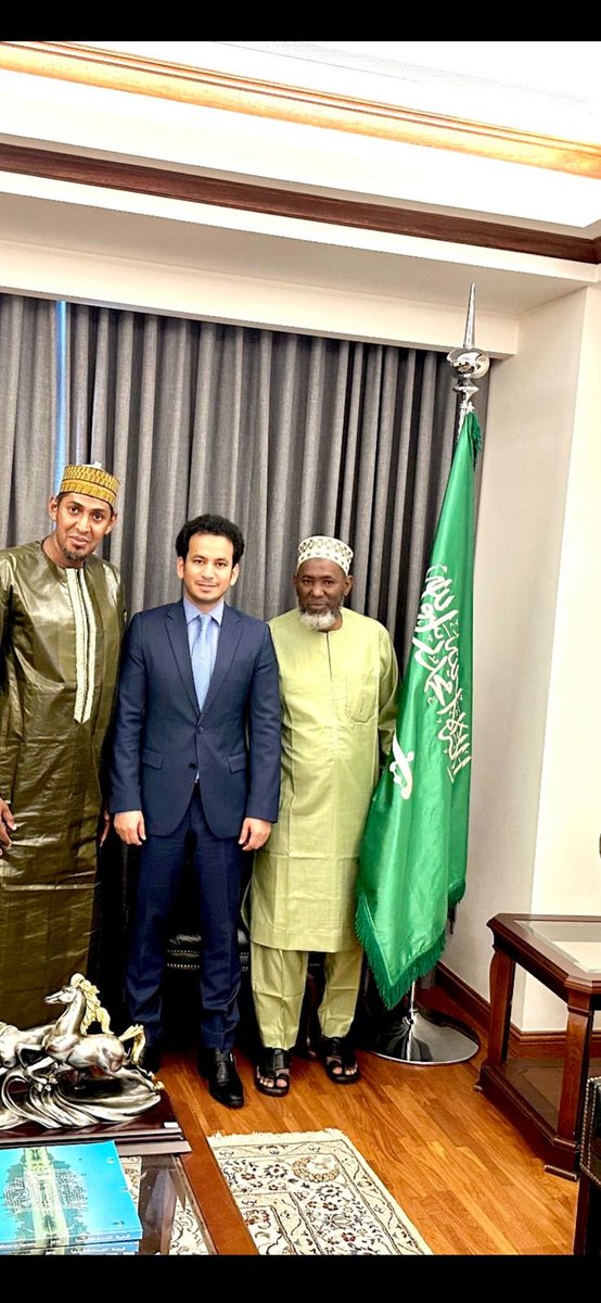 KSAembassyCon's tweet photo. التقى سعادة سفير خادم الحرمين الشريفين لدى جمهورية غينيا د. فهاد بن عيد الرشيدي @falrashidy52b ، في مكتبه ، مدير مكتب الندوة العالميّـة للشباب الإسلامي في غينيا الأستاذ محمد مختار جالو. وجرى خلال اللقاء تبادل الأحاديث الودية ومناقشة بعض المواضيع ذات الاهتمام المشترك. https://t.co/sPq1qkaaof