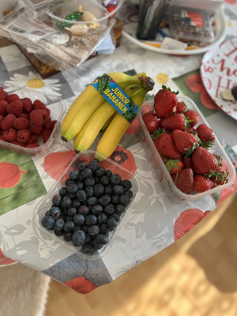 AndreaNagy's tweet photo. Piacon egy kis gyömölcsöket vettem :)🥰#blueberry, #strawberry , #banana, #raspberry #banán #banan #afonya #áfonya #eper #malna #málna https://t.co/QT8lkW2Eor