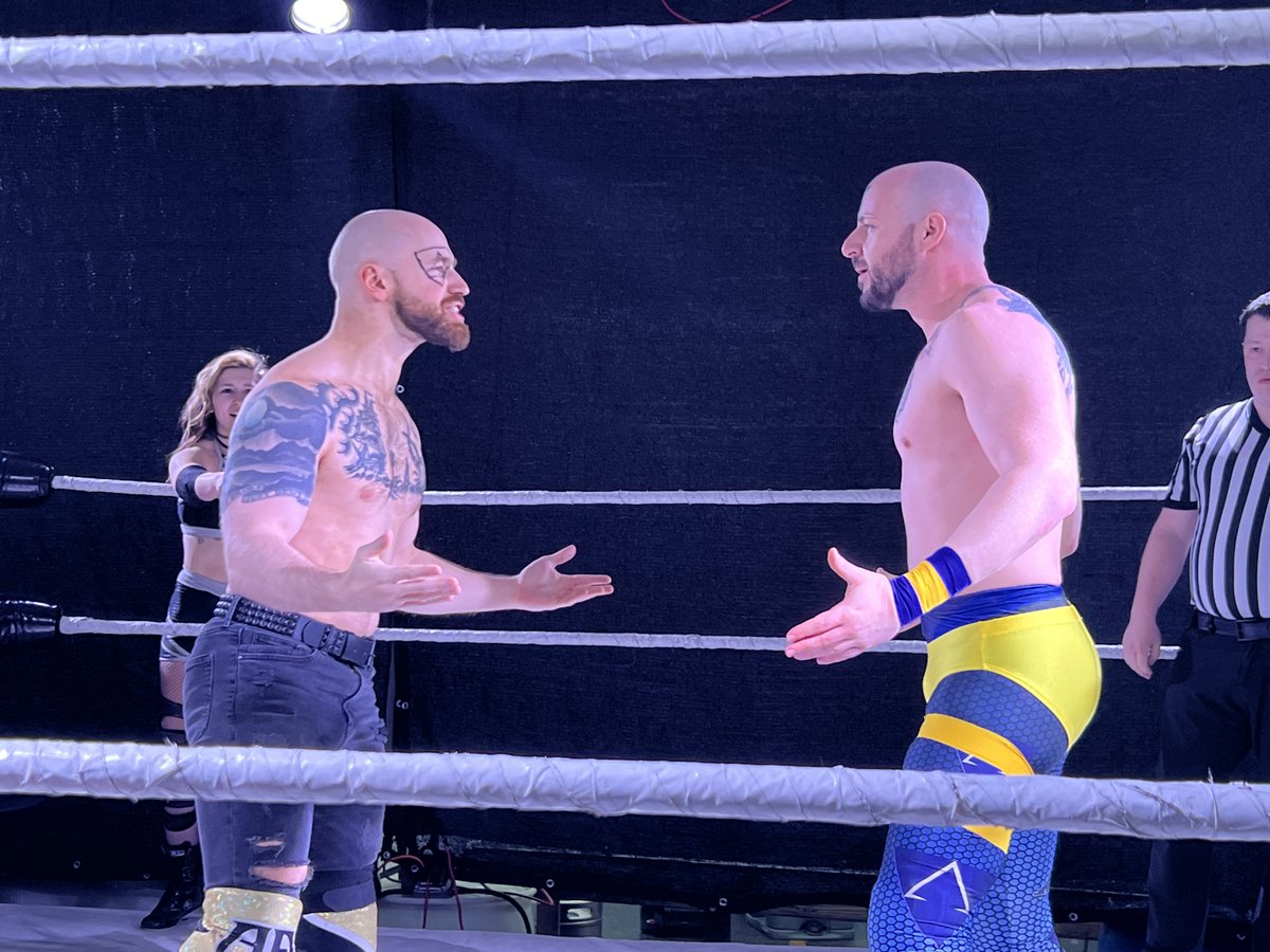 Rudo_Rampage's tweet photo. Wow which one is @link2futureftf and which is @Alan_Angels_?  #Hoodslam https://t.co/RLCr7Oq8rM