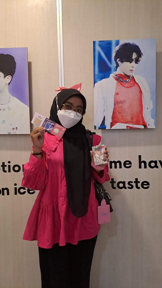 menantusihyuk_j's tweet photo. I'm here😍

#9TIMES_Surabaya
@lookatmin1013 
@9timesINDONESIA https://t.co/k94zEsY53T