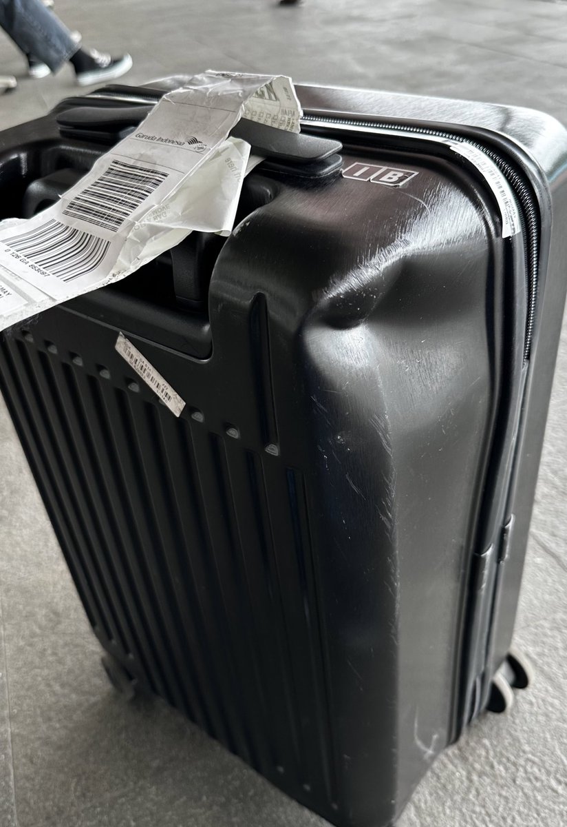 Baru nih seumur2 naek pesawat, bagasi sampe penyok gini 😢 <a href="/IndonesiaGaruda/">Garuda Indonesia</a>
