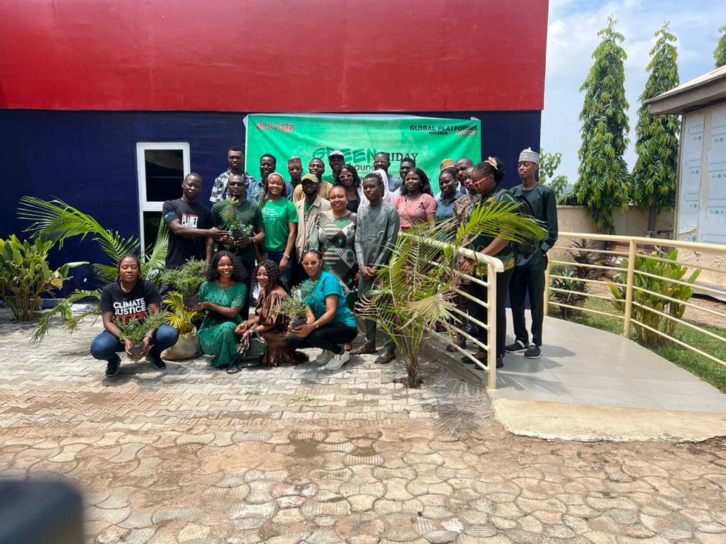 GGE_Naija's tweet photo. Last week at the #GOGREENFRIDAY launch workshop organised by the Global platform Nigeria.
The workshop stressed on the practical ways and importance of recycling,reducing waste, and reusing to promote  green plants to achieve climate Justice. https://t.co/N03XNYyDCG