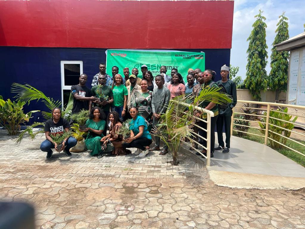 GGE_Naija's tweet photo. Last week at the #GOGREENFRIDAY launch workshop organised by the Global platform Nigeria.
The workshop stressed on the practical ways and importance of recycling,reducing waste, and reusing to promote  green plants to achieve climate Justice. https://t.co/N03XNYyDCG