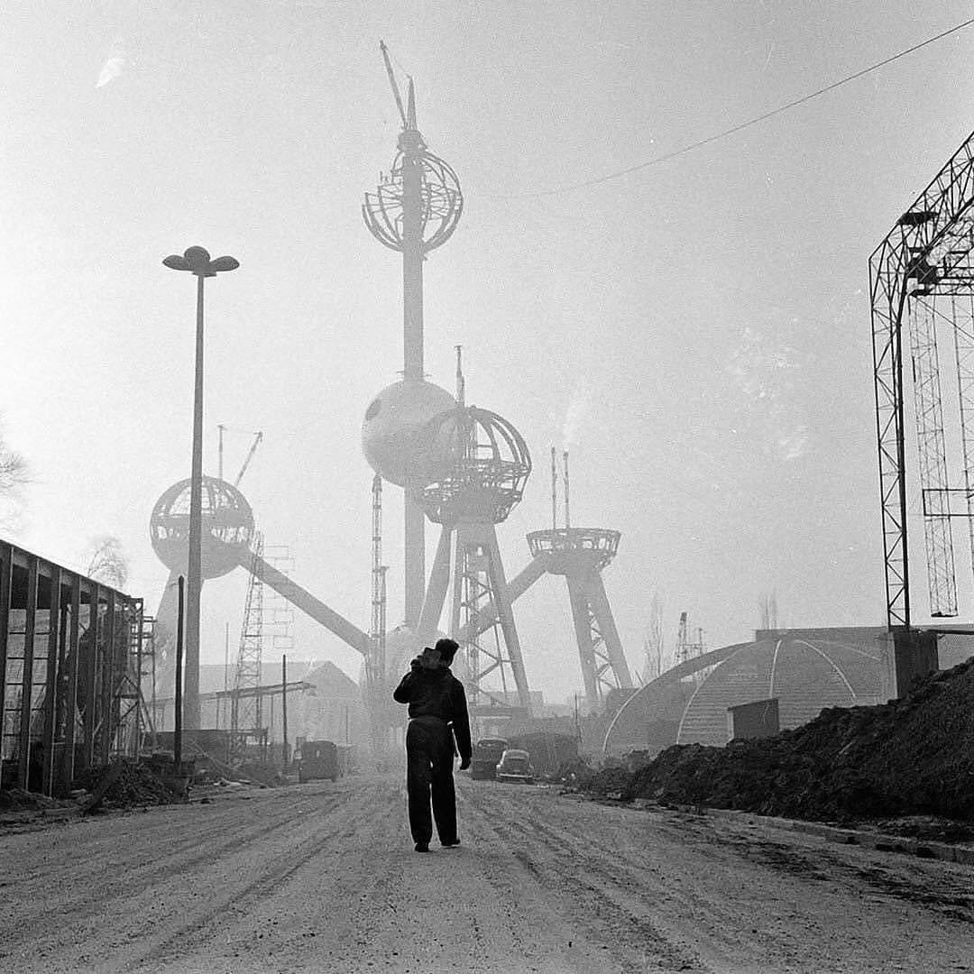 liquidross777's tweet photo. Construction of the Atomium, the Belgian pavilion for the World Expo 58 in Brussels, Belgium, 1957. #brutgroup photo by Dolf Kruger. #utilitarianarchitecture https://t.co/soxsrASAV8