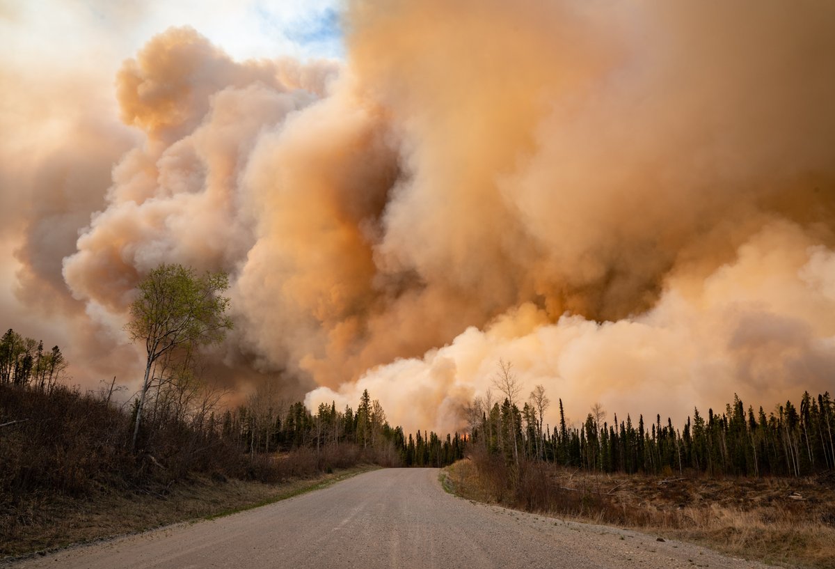 BadWeatherKyle's tweet photo. Some of the more grotesque, eerily-coloured smoke plumes I've ever seen tonight over central Alberta wildfires #ABfire #ABstorm https://t.co/npHSvSkXIe