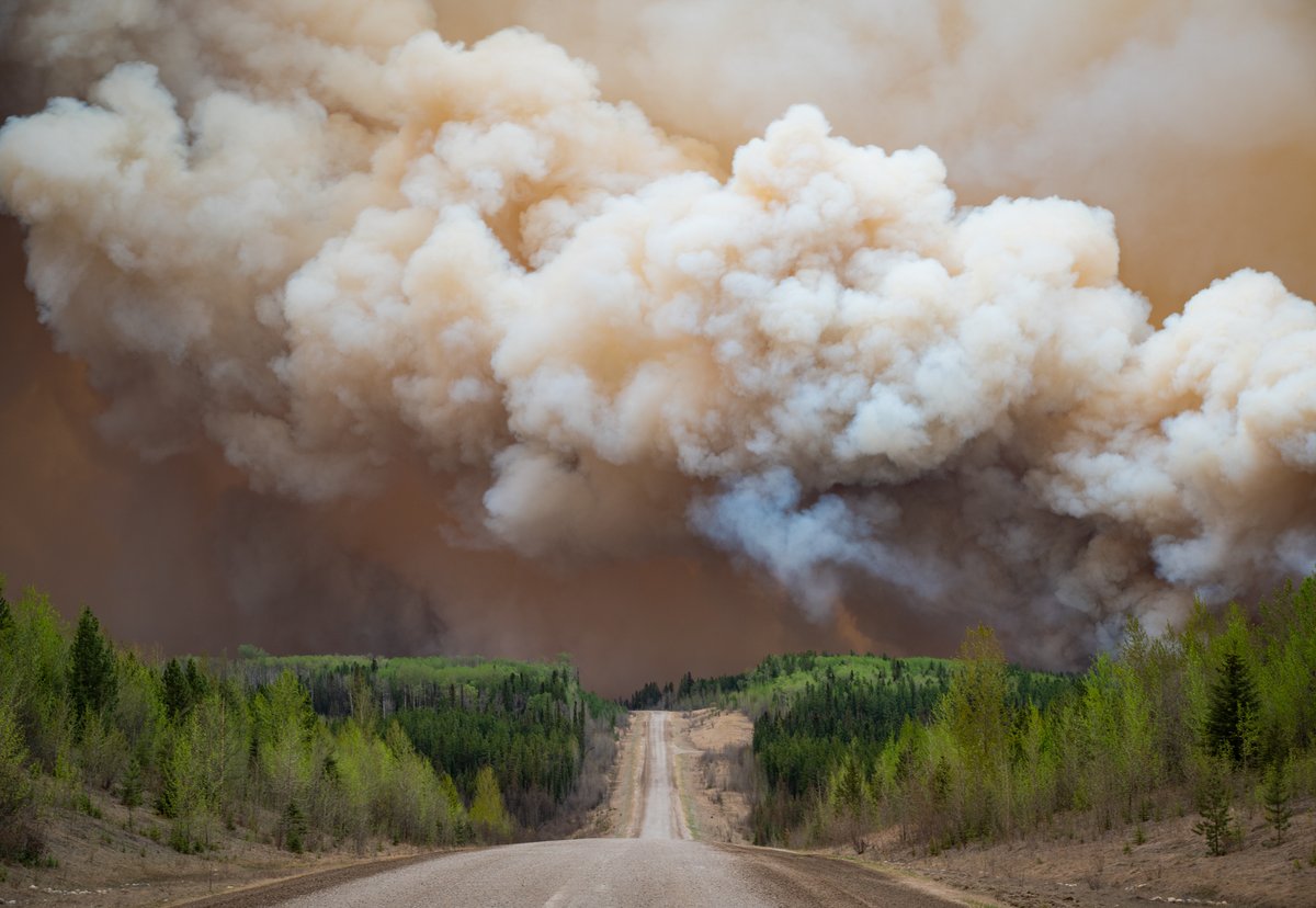 BadWeatherKyle's tweet photo. Some of the more grotesque, eerily-coloured smoke plumes I've ever seen tonight over central Alberta wildfires #ABfire #ABstorm https://t.co/npHSvSkXIe