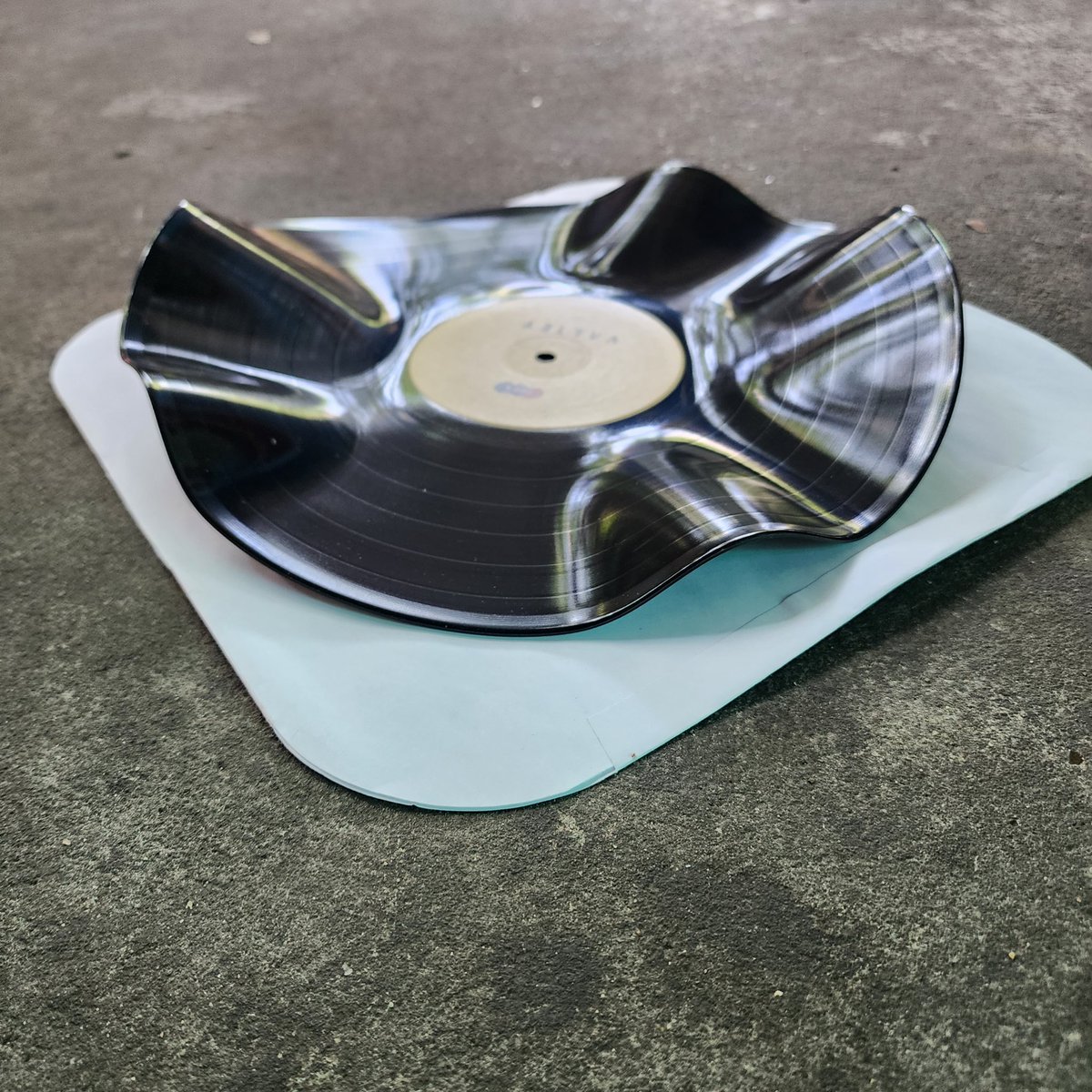 อยากรู้ว่าแดดประเทศไทยมันขนาดไหน เลยลองเอาแผ่นเสียง (เสียแล้ว) ไปทิ้งไว้กลางแดดดู  แค่ชั่วโมงนึงแผ่นก็นิ่มยวบแล้ว

สองชั่วโมงเกือบได้ชามมา 1 ใบ 🫠