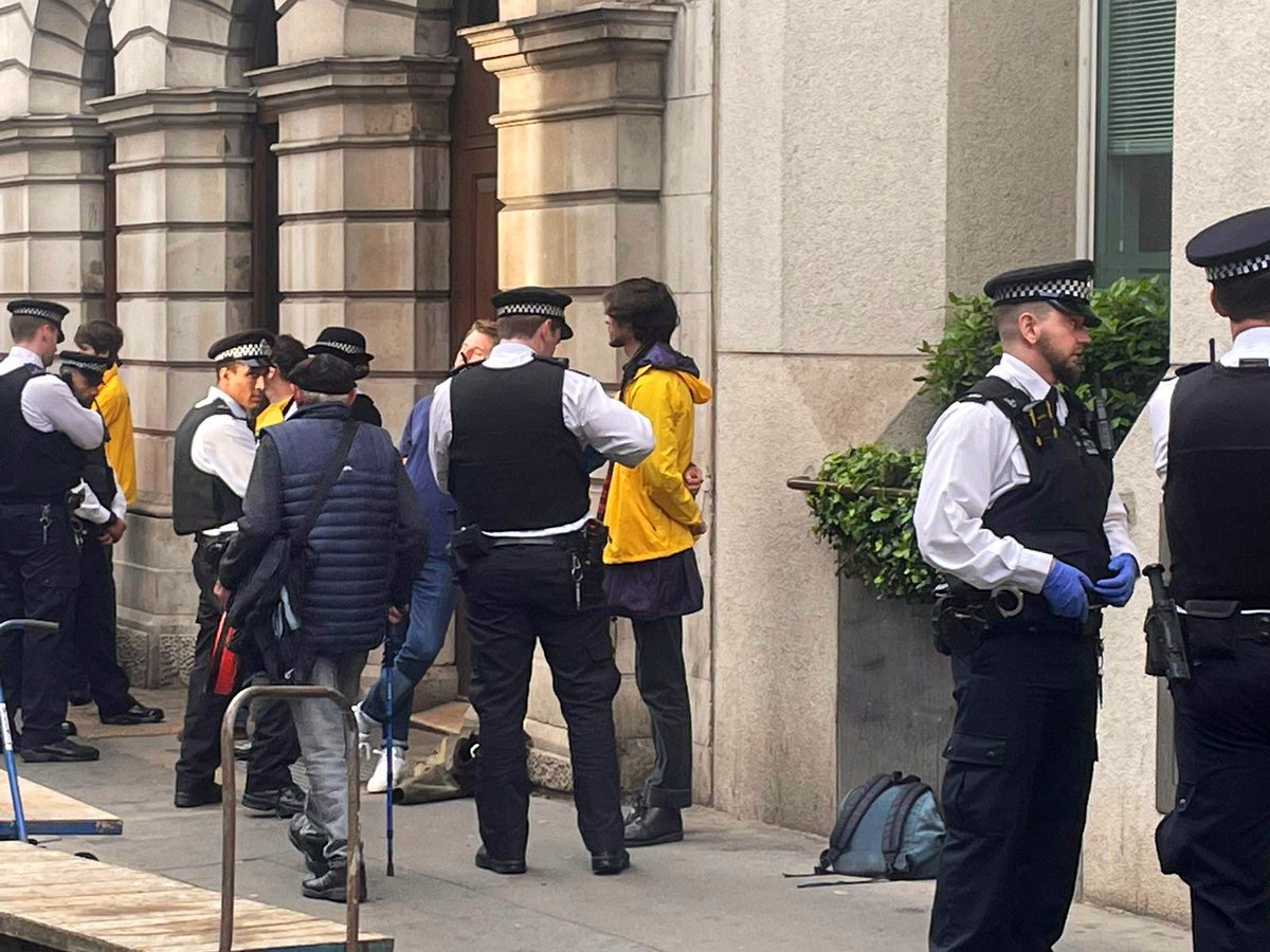 ShellyAsquith's tweet image. Outrageous scenes of cops arresting anti-monarchy protestors and stealing their placards

So we are not allowed to show public opposition to a bloke being crowned head of state for having been born into unimaginable wealth while ppl line up at food banks and schools fall apart