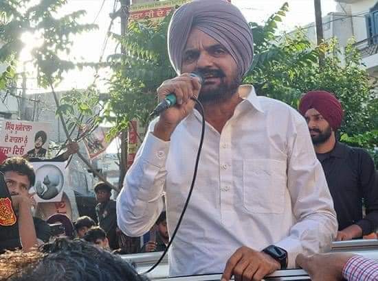 Amandeepanands's tweet photo. ਲਗਦਾ ਨਹੀਂ ਪੰਜਾਬ ਦੇ ਗੱਭਰੂ ਪੁੱਤ ਸਿੱਧੂ ਮੂਸੇਵਾਲ਼ੇ ਦੇ ਮਾਪਿਆਂ ਦੇ ਦਿਲ ਦੀ ਹੂਕ ਜਿਹੜਾ ਵੀ ਕੋਈ ਸੁਣੇਗਾ , ਉਹ ਜਲੰਧਰ ਵਿਚ ਫਰਜ਼ੀ ਇਨਕਲਾਬੀਆਂ ਨੂੰ ਵੋਟ ਪਾਏਗਾ ।

ਕੱਲ੍ਹ ਉਹ ਜਦੋ ਜਲੰਧਰ ਵਿਚ ਬੋਲੇ ਤਾਂ ਹਰ ਲਫ਼ਜ਼ ਕਾਲਜੇ ਨੂੰ ਧੂਹ ਪਾਉਣ ਵਾਲਾ ਸੀ । ਆਪਣੀ ਜਾਣ ਪਛਾਣ ਵਾਲੇ ਹਰ ਸ਼ਖਸ ਨੂੰ ਉਹ ਵੀਡੀਓਜ਼ ਜਰੂਰ ਭੇਜੋ । https://t.co/hL2EtaQi68