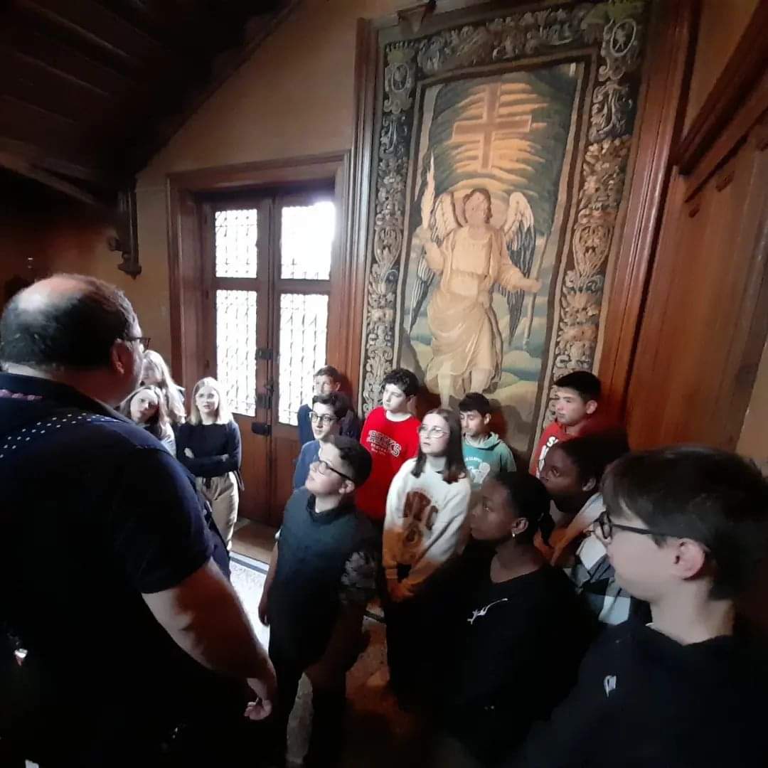 En cette fin de semaine, les élèves de 4eme ont découvert la #MaisonMantin, lieu emblématique de la ville de Moulins.
<a href="/acclermont/">Académie de Clermont-Ferrand</a> <a href="/Allierdpt/">Allier Département</a> <a href="/DSDEN_03/">DSDEN Allier</a>