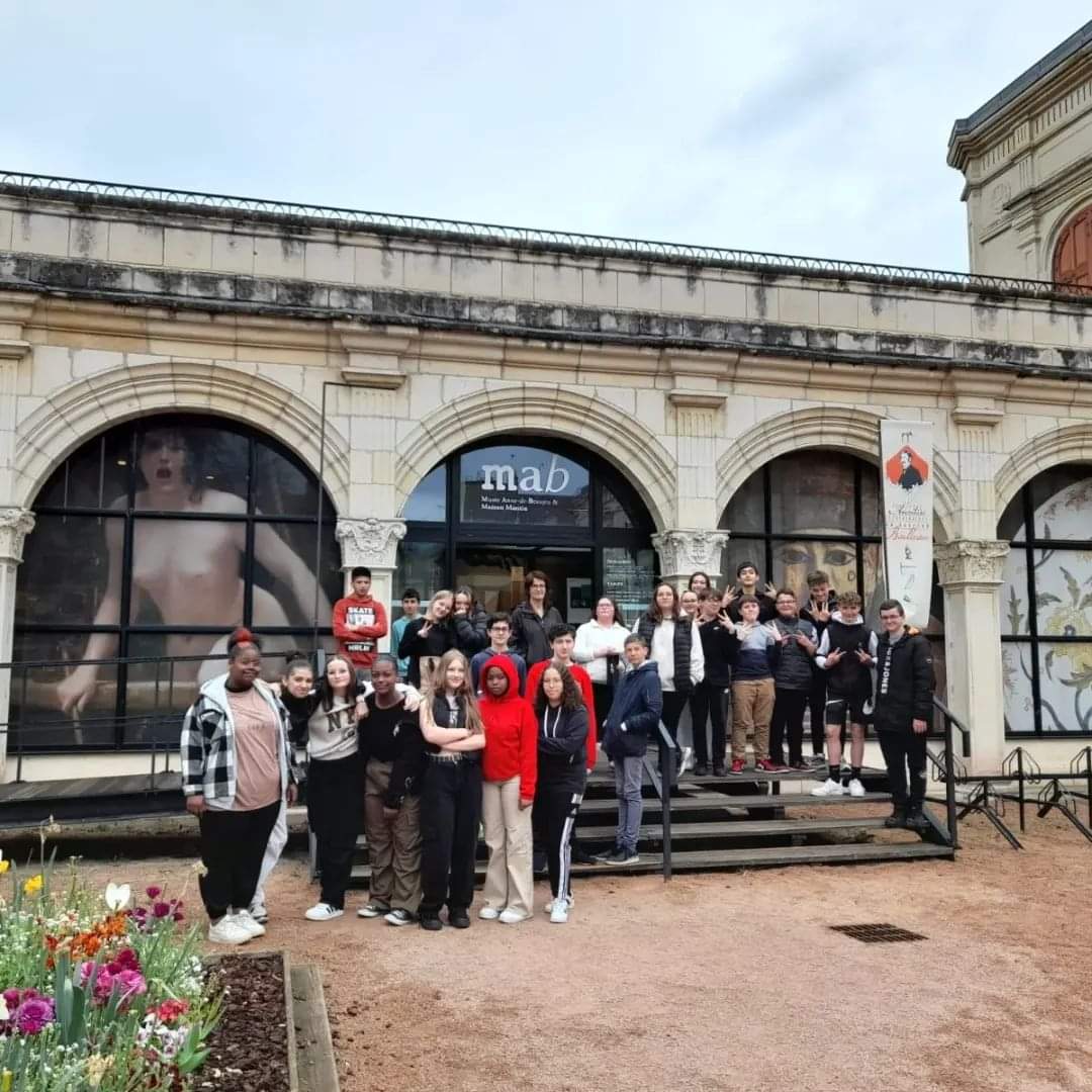 EmileGuillaumin's tweet photo. En cette fin de semaine, les élèves de 4eme ont découvert la #MaisonMantin, lieu emblématique de la ville de Moulins.
@acclermont @Allierdpt @DSDEN_03 https://t.co/OgCvSmlwey