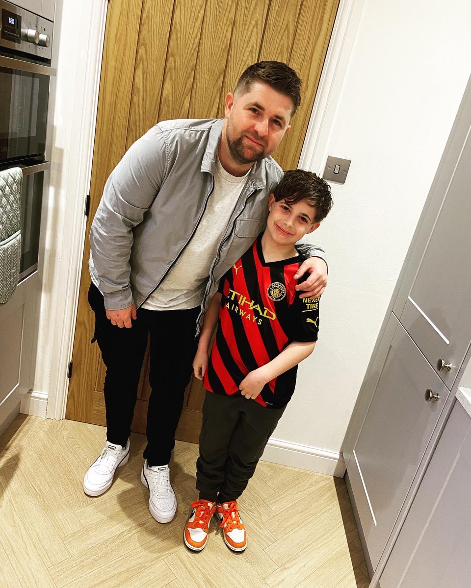 chris88thomas's tweet photo. A little starter before the main event(burnley vs Cardiff) Monday. Hopefully good football and plenty of goals https://t.co/9kM3LG6FFm