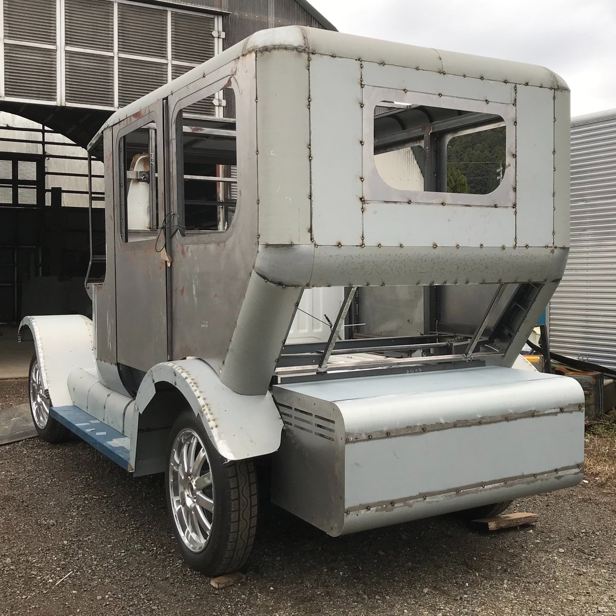 Kaoru_Hayakawa's tweet photo. #斜め後ろを載せて5rt来たら強者 

製作中と完成

この工程は富山の工房で製作いただいたのですが
昨日の地震でご無事だったか心配です。

＃三菱A型
＃MiEV
合わせてA-MiEVと申します

＃老害独話 https://t.co/egKX2BesP6