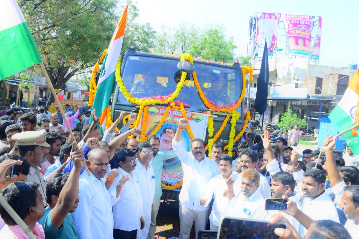 KKforTRS's tweet photo. జమ్మూ కాశ్మీర్ లో జరిగిన ఆర్మీ హెలికాప్టర్ ప్రమాదంలో  మృతి చెందిన మల్కాపూర్ గ్రామ వాసి ఆర్మీ జవాన్ పబ్బాల అనిల్ గారి అంతిమయాత్ర లో ఎమ్మెల్యే సుంకె రవిశంకర్ అన్న మరియు మండల నాయకులు, యువకులు, మహిళలు, ప్రజలు అందరు ��ాల్గొన్నారు.

జై జవాన్  జై హింద్ 
జోహార్ పబ్బాల అనిల్ https://t.co/ejDLuT1zLm