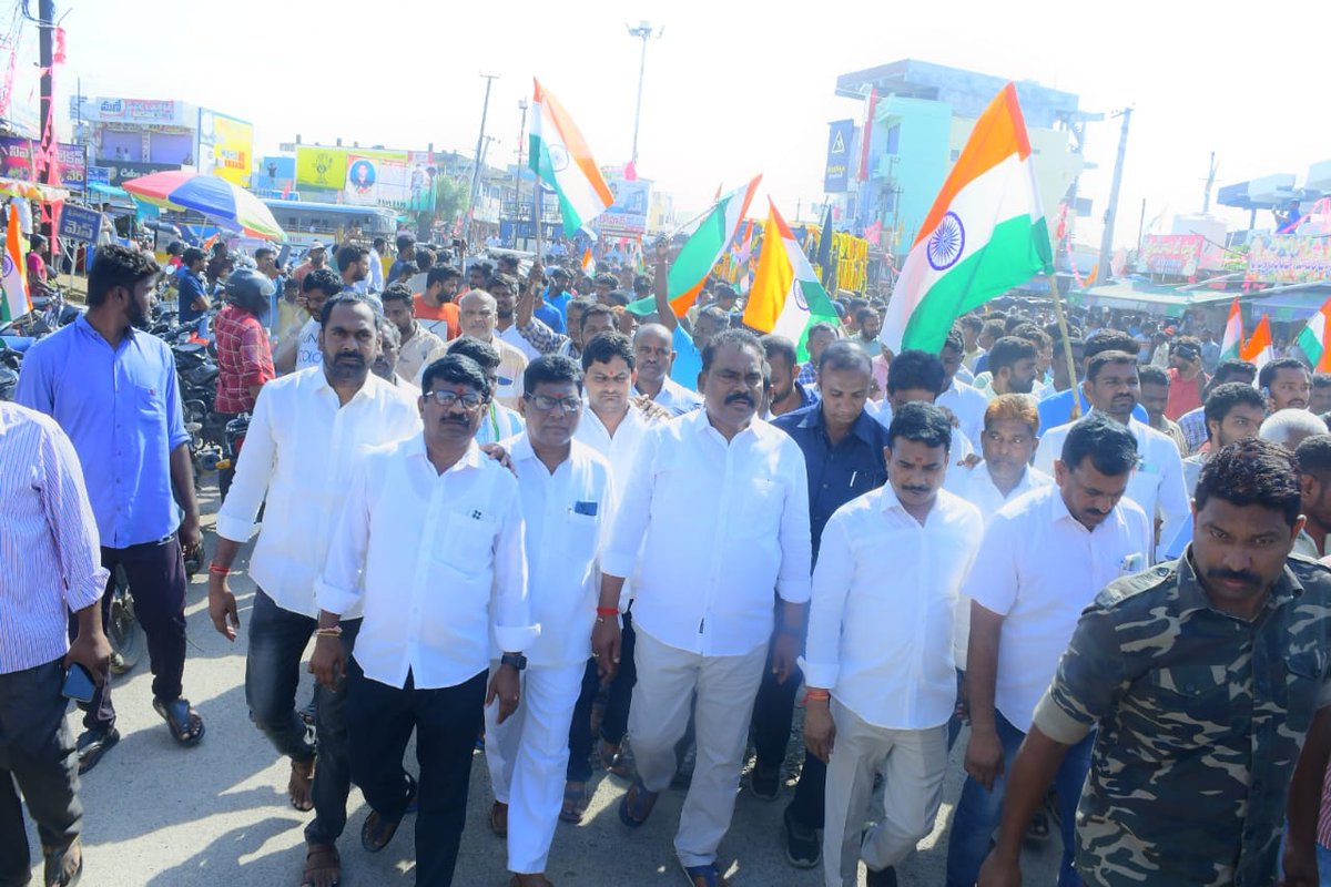 KKforTRS's tweet photo. జమ్మూ కాశ్మీర్ లో జరిగిన ఆర్మీ హెలికాప్టర్ ప్రమాదంలో  మృతి చెందిన మల్కాపూర్ గ్రామ వాసి ఆర్మీ జవాన్ పబ్బాల అనిల్ గారి అంతిమయాత్ర లో ఎమ్మెల్యే సుంకె రవిశంకర్ అన్న మరియు మండల నాయకులు, యువకులు, మహిళలు, ప్రజలు అందరు ��ాల్గొన్నారు.

జై జవాన్  జై హింద్ 
జోహార్ పబ్బాల అనిల్ https://t.co/ejDLuT1zLm