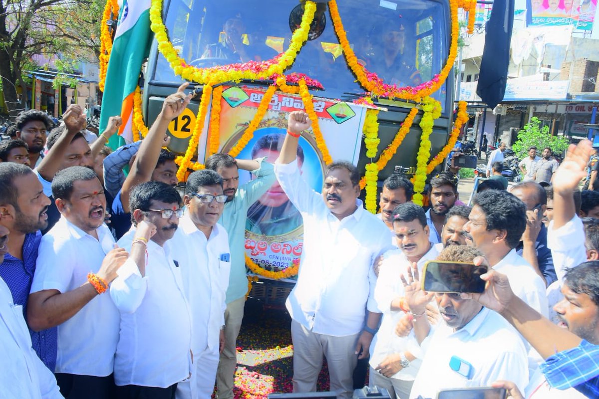 KKforTRS's tweet photo. జమ్మూ కాశ్మీర్ లో జరిగిన ఆర్మీ హెలికాప్టర్ ప్రమాదంలో  మృతి చెందిన మల్కాపూర్ గ్రామ వాసి ఆర్మీ జవాన్ పబ్బాల అనిల్ గారి అంతిమయాత్ర లో ఎమ్మెల్యే సుంకె రవిశంకర్ అన్న మరియు మండల నాయకులు, యువకులు, మహిళలు, ప్రజలు అందరు ��ాల్గొన్నారు.

జై జవాన్  జై హింద్ 
జోహార్ పబ్బాల అనిల్ https://t.co/ejDLuT1zLm