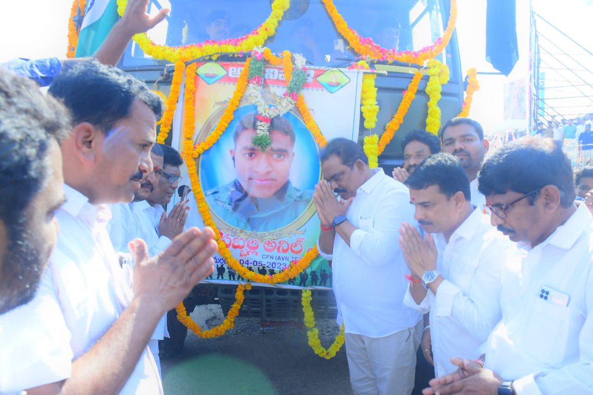 KKforTRS's tweet photo. జమ్మూ కాశ్మీర్ లో జరిగిన ఆర్మీ హెలికాప్టర్ ప్రమాదంలో  మృతి చెందిన మల్కాపూర్ గ్రామ వాసి ఆర్మీ జవాన్ పబ్బాల అనిల్ గారి అంతిమయాత్ర లో ఎమ్మెల్యే సుంకె రవిశంకర్ అన్న మరియు మండల నాయకులు, యువకులు, మహిళలు, ప్రజలు అందరు ��ాల్గొన్నారు.

జై జవాన్  జై హింద్ 
జోహార్ పబ్బాల అనిల్ https://t.co/ejDLuT1zLm