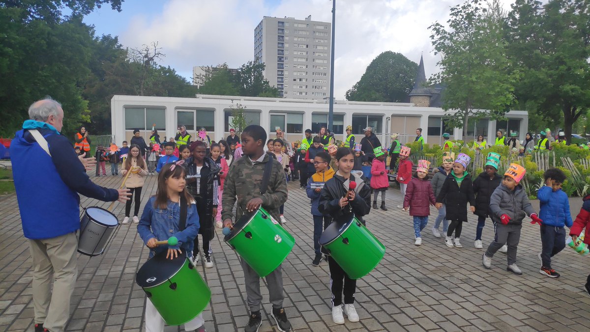 Carnaval de l'école maternelle et répétition grandeur nature pour l'atelier Batucada de l'<a href="/Prevert_Rennes/">Ecole Jacques Prévert Rennes</a>.
Apprendre à jouer devant un public.
Merci à M. Iraola du <a href="/CRR_Rennes/">Conservatoire Rennes</a>.
<a href="/acrennes/">Académie de Rennes</a> <a href="/DSDEN_35/">DSDEN 35</a> <a href="/edd_acrennes/">EDD Académie de Rennes 🌿🌍</a> <a href="/sbcpc35/">Bachelot Stéphanie</a> <a href="/Rougier_Gaelle/">Gaëlle Rougier</a> <a href="/ORoullier/">Olivier Roullier</a> <a href="/Commelind/">Delphine Commelin</a>