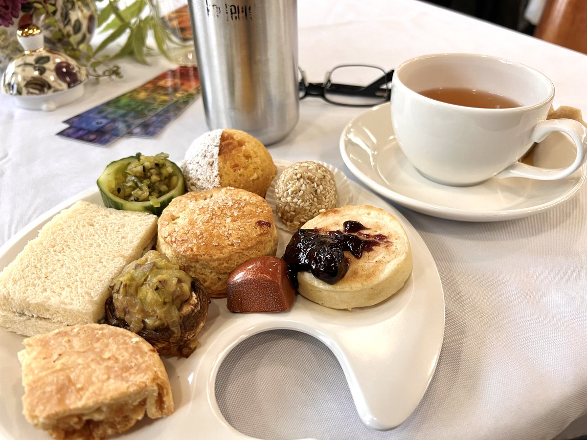 inkspiral's tweet photo. Lovely afternoon listening to @gailcarriger &amp; @PiperJDrake chat about craft while sipping some delicious @FridayTea! 

Big thanks to @ClarionWest for hosting! https://t.co/ypo62kjZfo