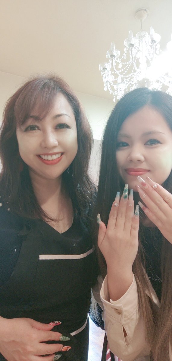 makonail01's tweet photo. おなじみの 樹里ちゃんと映画バージョンワンピースを見てましたー(⁠☆⁠▽⁠☆⁠)

ウタの曲が流れると私は体が勝手に動きDancing┌⁠(⁠・⁠。⁠・⁠)⁠┘⁠♪

樹里ちゃん 大爆笑(⁠≧⁠▽⁠≦⁠)

こんな 落ち着きのない ネイリスト 
まぁいてもいいんじゃない（笑） https://t.co/NZNJDycquM