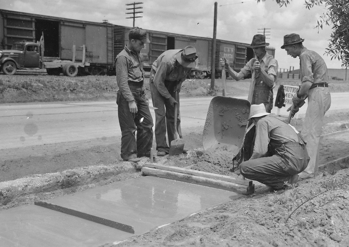 LRonLacy's tweet photo. Sidewalk construction in #Atmore,# Alabama. The #WPA laid 15,000 feet of sidewalk to this city.
@LivingNewDeal
#GreatDepression #FDR #TheNewDeal #roads https://t.co/uICYF39dQQ
