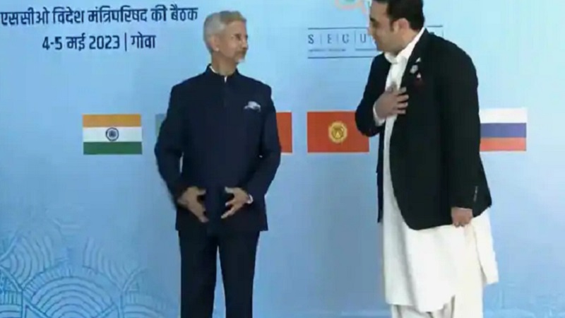 news_thikana's tweet photo. Bilawal Bhutto India : पहले बिलावल भुट्टो का स्वागत और फिर धुलाई...! आतंकवाद के मुद्दे पर एस. जयशंकर ने खूब सुनाया
https://t.co/8jvQ3mLhIv
#SCO #Pakistan #BilawalBhutto #India #ForeignaffairsMinister #SJaishankar #TerroristIssue #Complaint #ToldtheTruth https://t.co/tTtr1GerXf