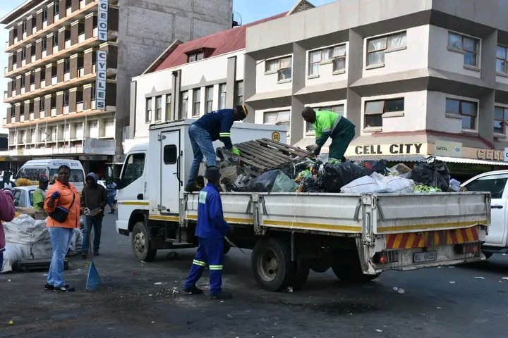 FreeStateWorld1's tweet photo. The Acting Mangaung Metro Executive Mayor, Gregory Nthatisi led the Reclaiming the City campaign launched at Hoffman Square in Bloemfontein on Friday. The campaign will target illegal dumping spots and enforce by-laws.
#BeTheFirstToKnow
#SkeemSaam
#Bheba
#DrNandipha
#Advovo https://t.co/IpbXoojY27