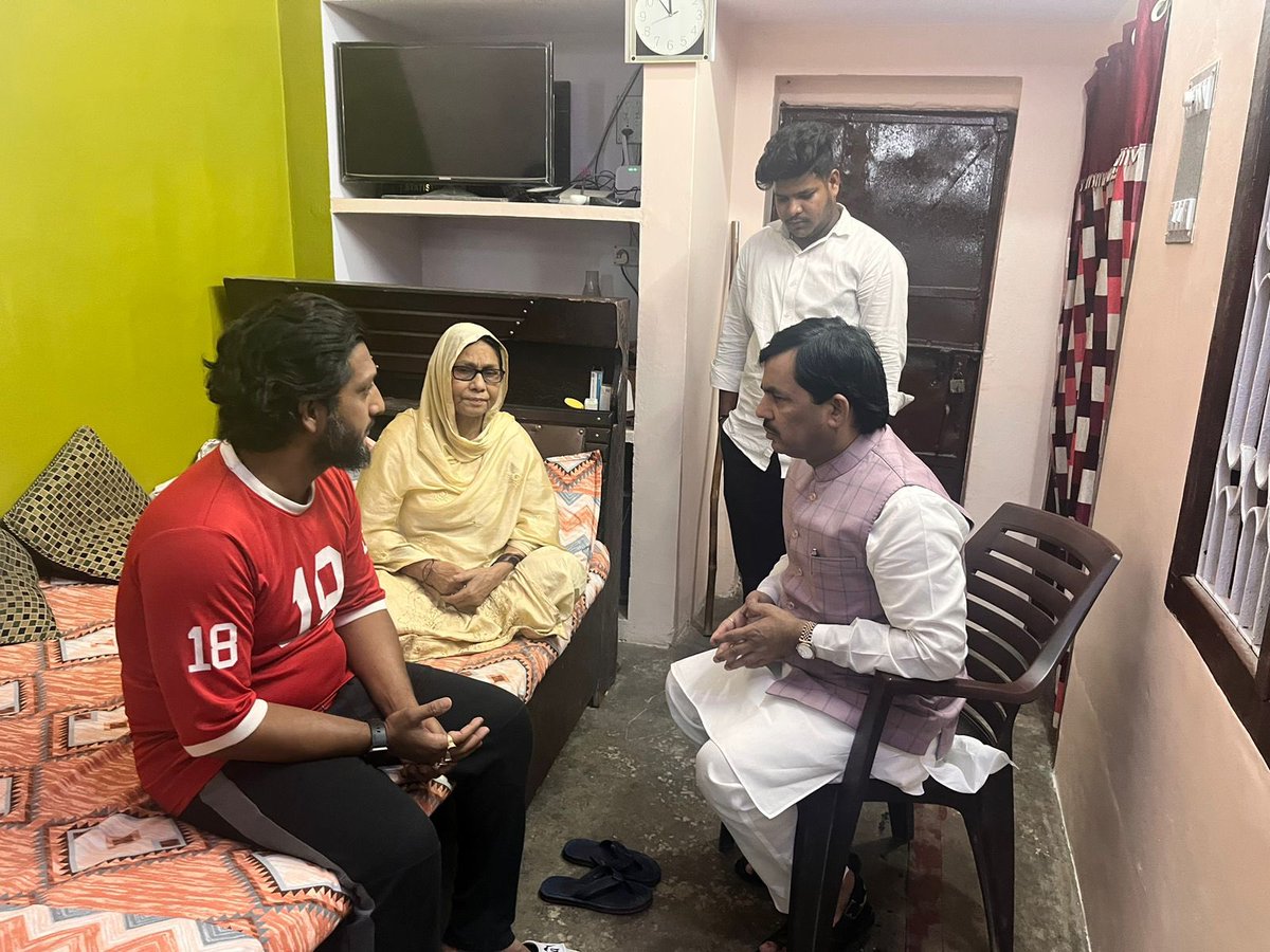 भागलपुर के शाहजंगी के ही रहने वाले जनाब हसन बिजली वाले का इंतेकाल कुछ दिनों पूर्व हुआ था। आज परिजनों से मिलकर संवेदना व्यक्त किया ।

<a href="/BJP4India/">BJP</a> 
<a href="/BJP4Bihar/">BJP Bihar</a>