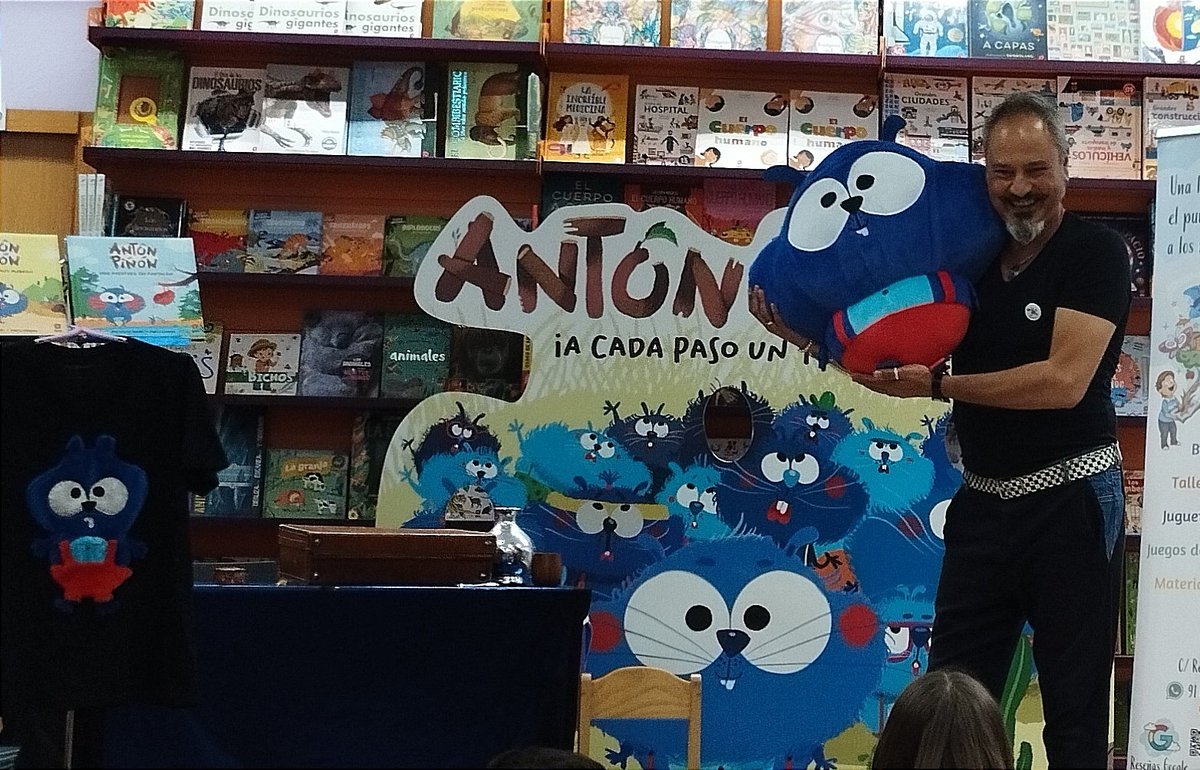 AroaMadera's tweet photo. Conociendo a Antón Piñón de la mano de su creador @kglosandres Gracias @libreriacarmen por estas iniciativas 👏🏻👏🏻👏🏻📚📚📚 https://t.co/euBo5XRAuL