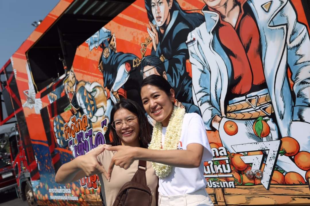sirotek's tweet photo. ก้าวไกลปล่อยรถแห่ 😎 #คาราวานก้าวไกล ถนนทุกสายมุ่งสู่ทำเนียบ โดยคาราวานรถแห่แบ่งเป็น 5 สาย กระจายตามภูมิภาคต่างๆ ใช้เวลาเดินทาง 7 วันจึงมาบรรจบที่กรุงเทพฯ ก่อนปราศรัยใหญ่ครั้งสุดท้ายวันที่ 12 พ.ค.โดยรถทุกคันเปลี่ยนสภาะเป็นเวทีได้หมด 
https://t.co/RZUupsNUjr

#ก้าวไกล #เลือกตั้ง66 https://t.co/lgfuDOMDCc
