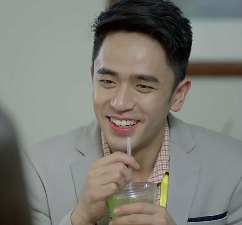 theweekislong's tweet photo. ngitiang pang-mcfloat tvc ๐ https://t.co/H5ODjaOhMd