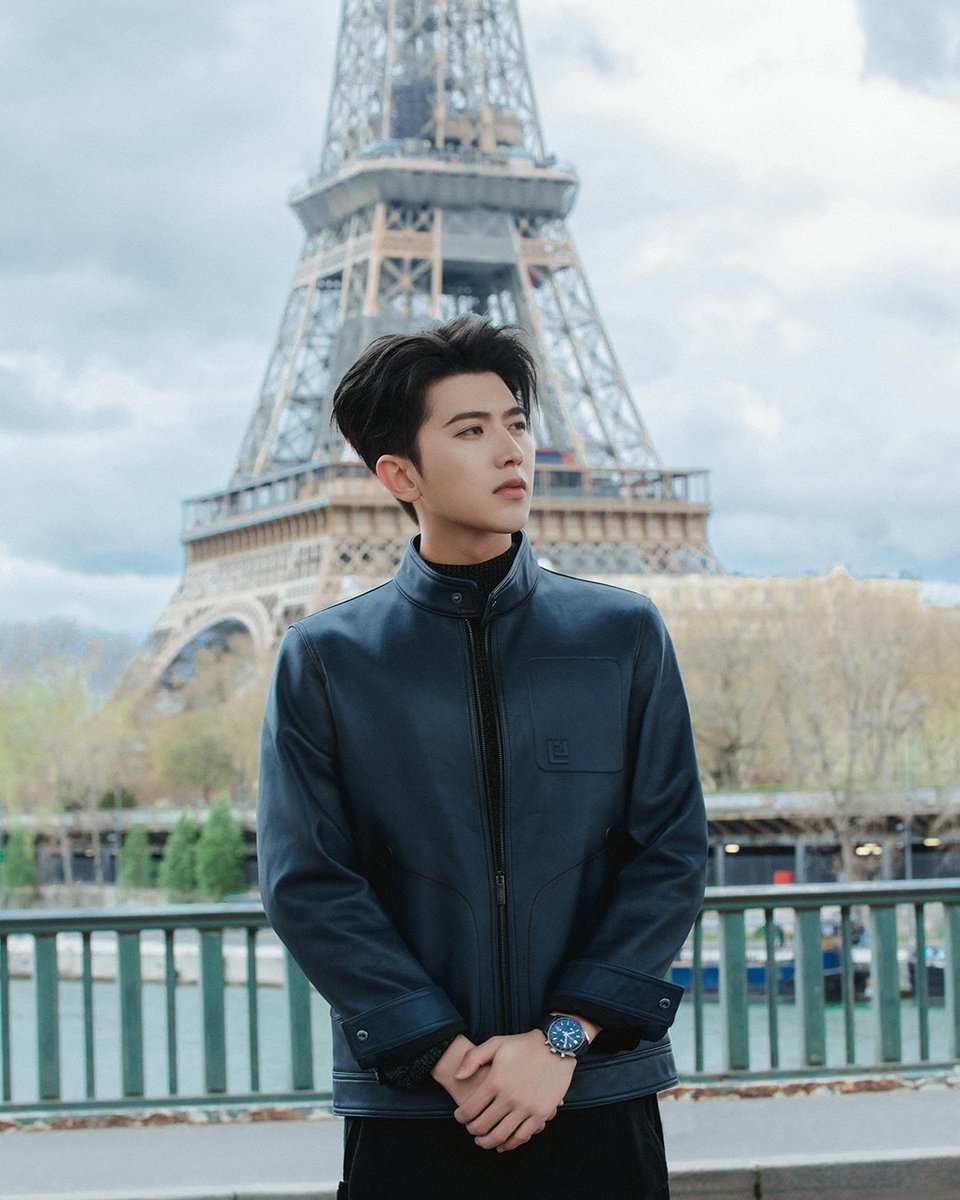 AlwaysCaiXukun's tweet photo. TAG Heuer Carrera Chronograph ⌚

#CaiXukun #蔡徐坤 
#TAGHeuerxKUN
#TAGHeuerCarrera60 https://t.co/9CmMKaEnER
