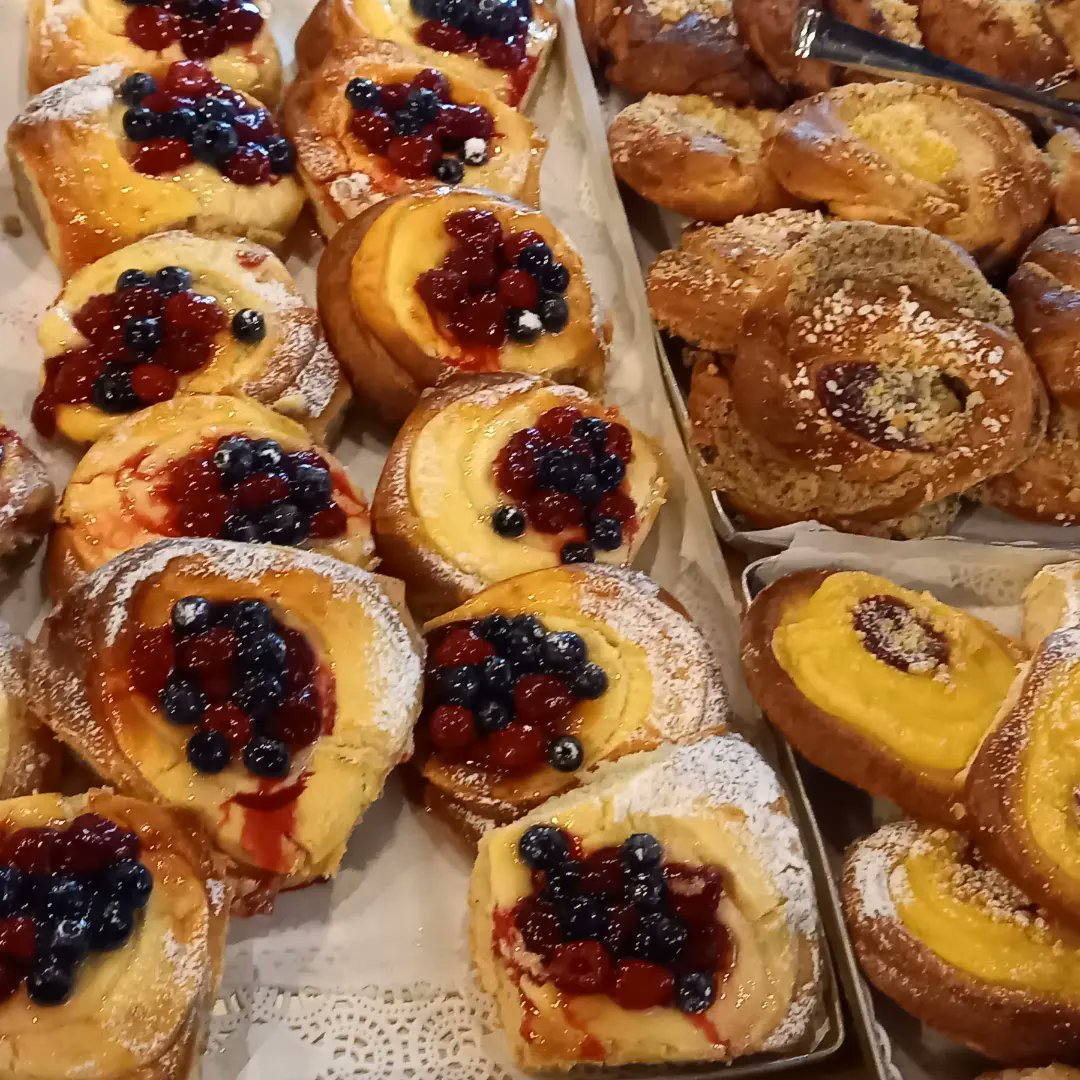 TiinaMSandberg's tweet photo. Karoliinankestikievari on muuten mieletön taukopaikka n. 45 kilometriä ennen Jyväskylää Lahesta tullessa.
Valtavat annokset, herkulliset reseptit ja hintakin kohdallaan.
Käykää kokeilemassa!
#taukopaikka #pullaa #ravintola https://t.co/VqgnMGmjSc